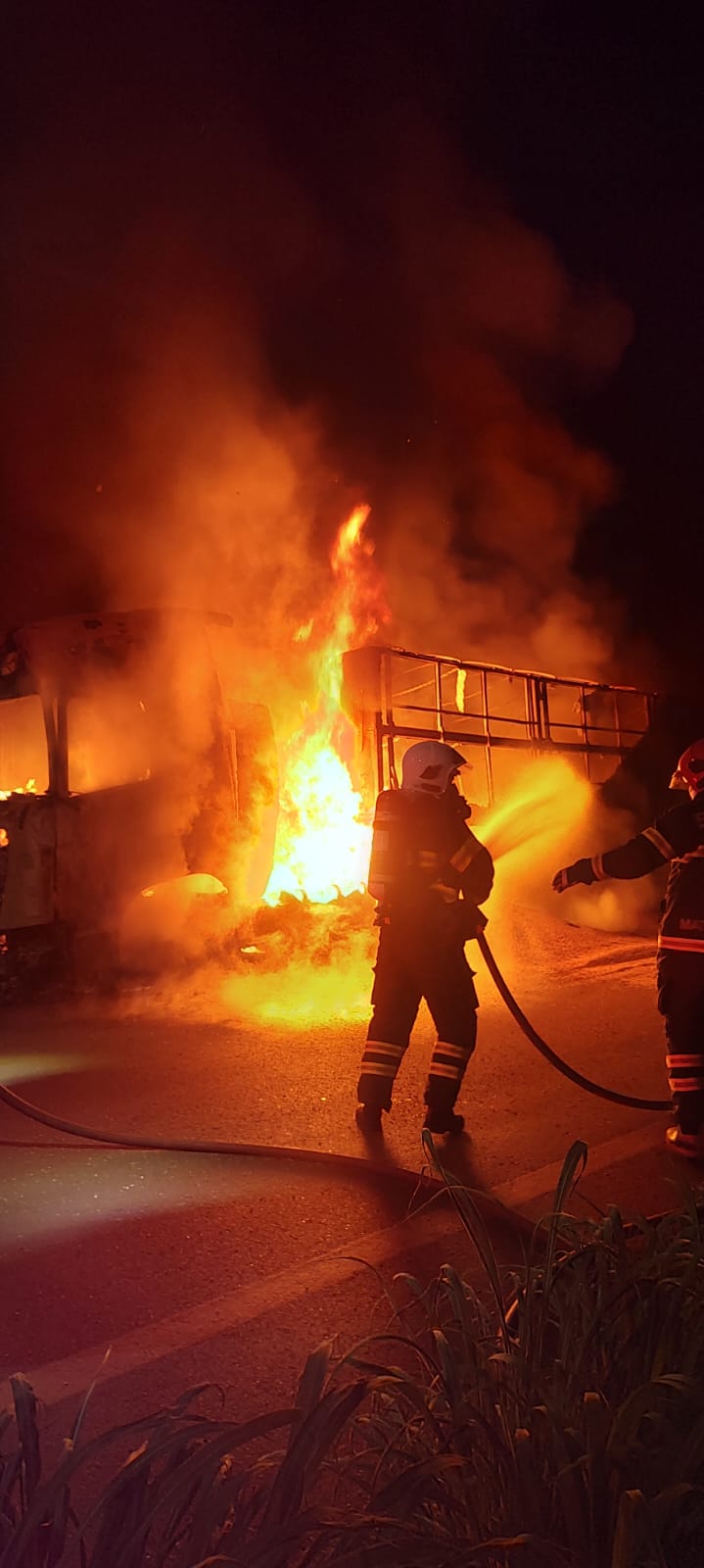 Incêndio em Caminhão Mobiliza Bombeiros na MT-430