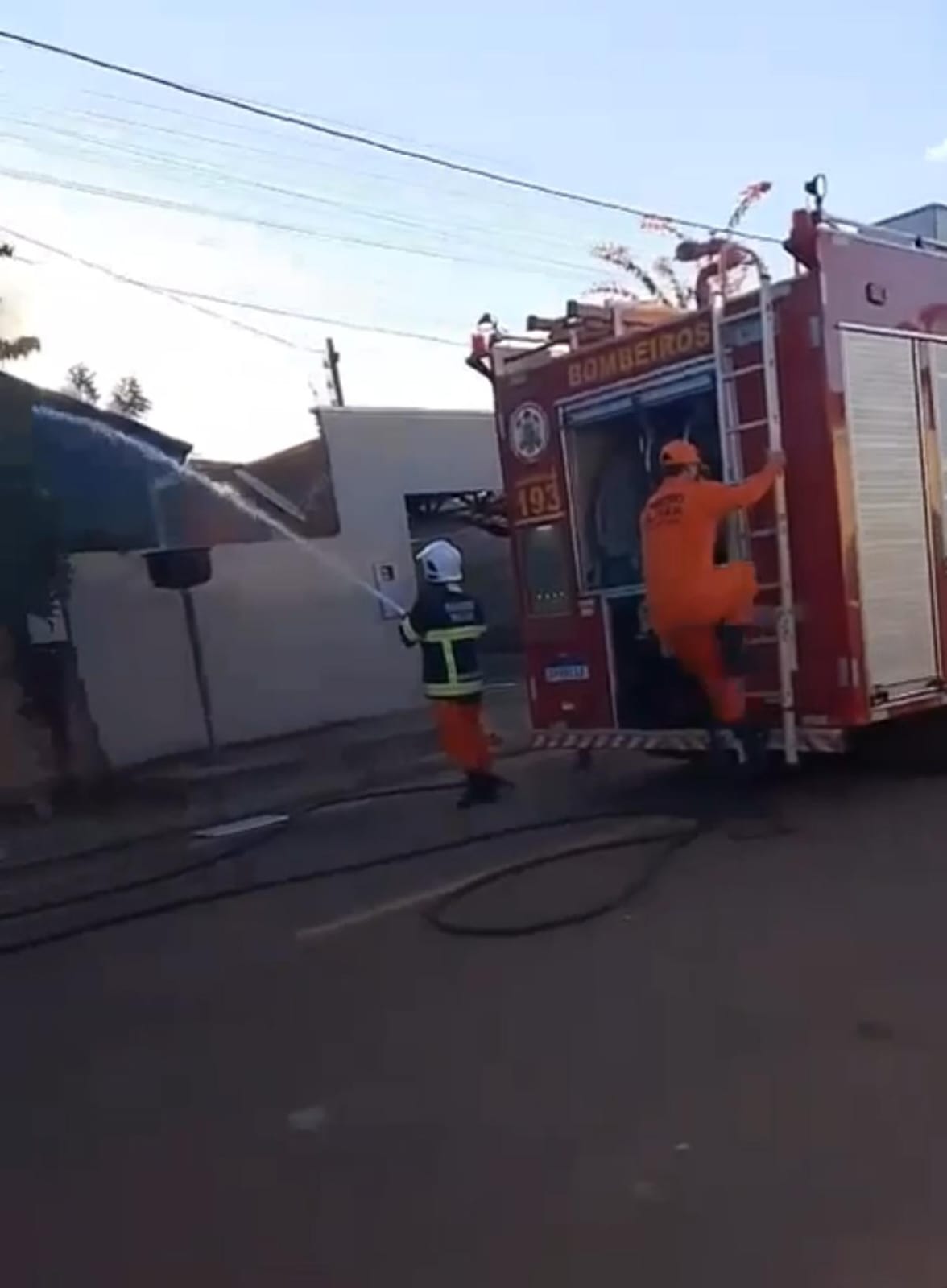 Casa é destruída por incêndio no setor Saúde neste sábado família pede ajuda.