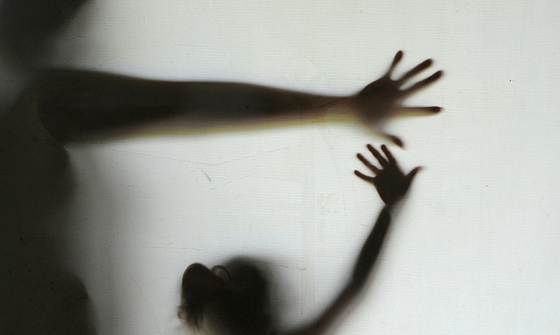 Empresário é preso suspeito de abusar sexualmente da enteada adolescente.
