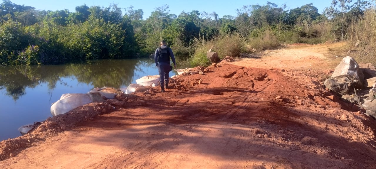 RIO CACAU TEM FLUXO INTERROMPIDO POR BLOQUEIO ILEGAL, SEGUNDO BOLETIM DA PM.