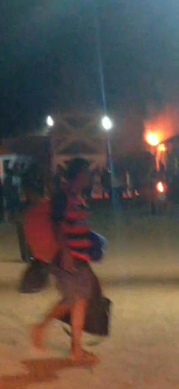 REBELIÃO E INCÊNDIO EM ALOJAMENTOS DE EMPRESA EM PORTO ALEGRE DO NORTE MOBILIZAM CORPO DE BOMBEIROS E POLÍCIA MILITAR.