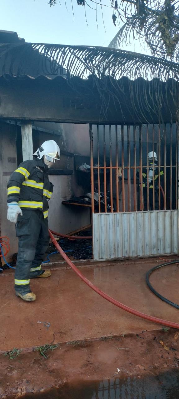 Após a extinção do fogo, os bombeiros realizaram o rescaldo destrói residência em Confresa; Bombeiros agem rapidamente e evitam tragédia.