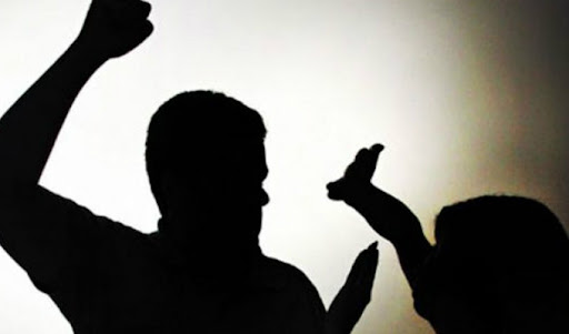 VIOLÊNCIA DOMÉSTICA: MULHER É AMEAÇADA E TRANCADA EM QUARTO PELO COMPANHEIRO NA VILA CARMELITA.