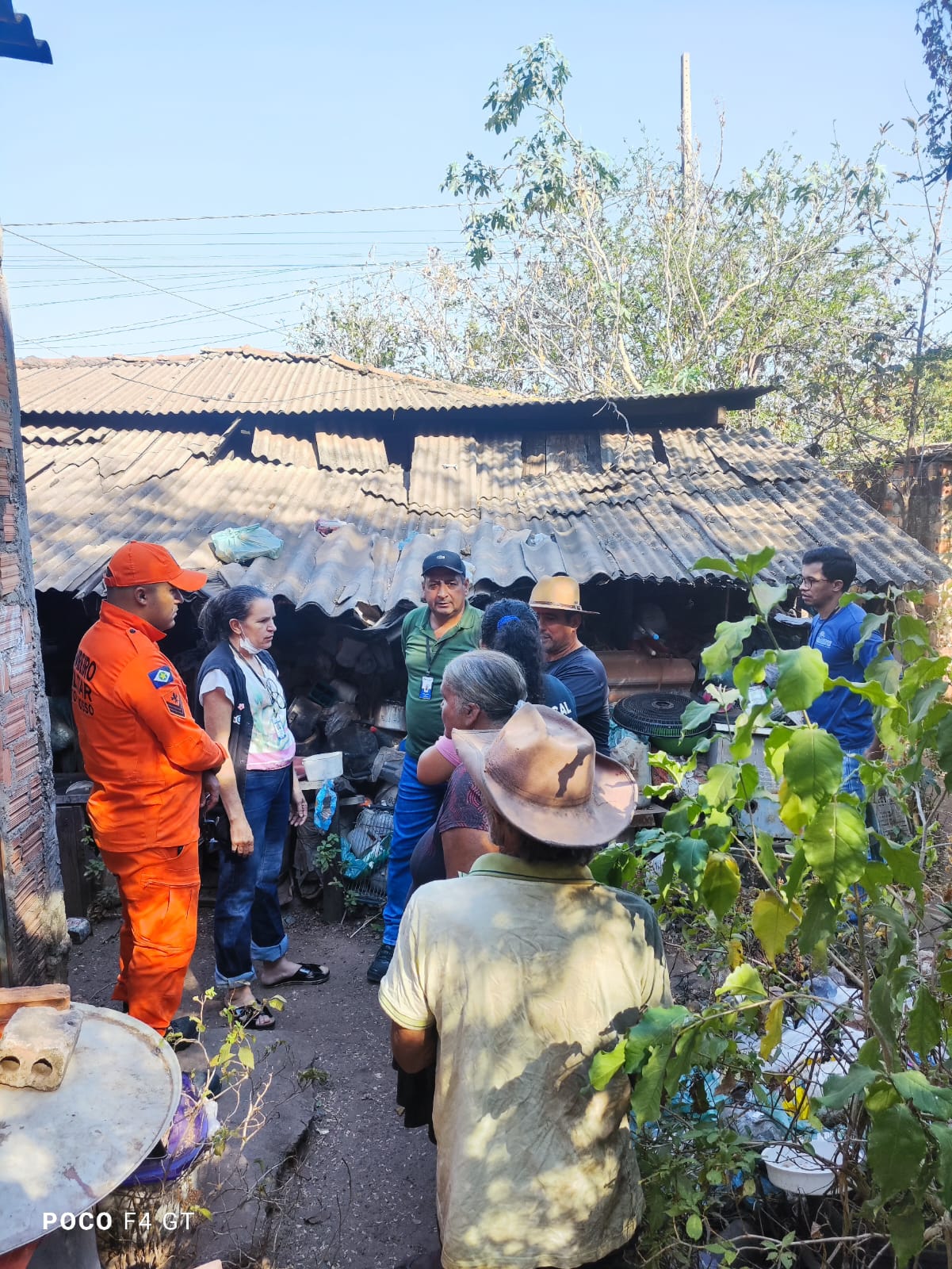 Bombeiros e Prefeitura intervêm em residência com acúmulo de lixo há mais de 20 anos em Confresa.