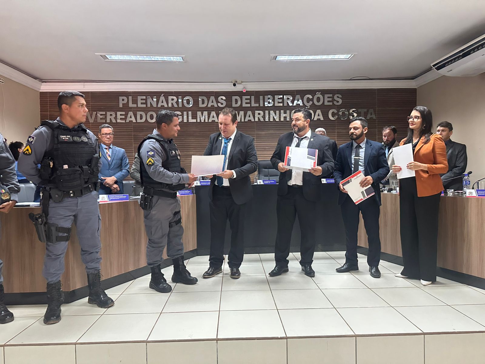 INCÊNDIO EM CONFRESA: POLICIAIS MILITARES RESGATAM JOVEM EM MEIO ÀS CHAMAS.