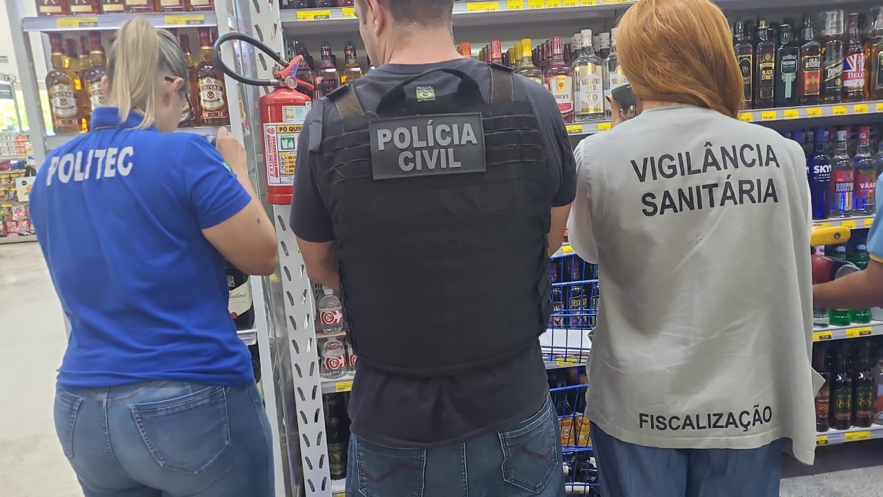 Polícia Civil realiza fiscalização após pessoas passarem mal depois de ingerirem bebidas em Água Boa.