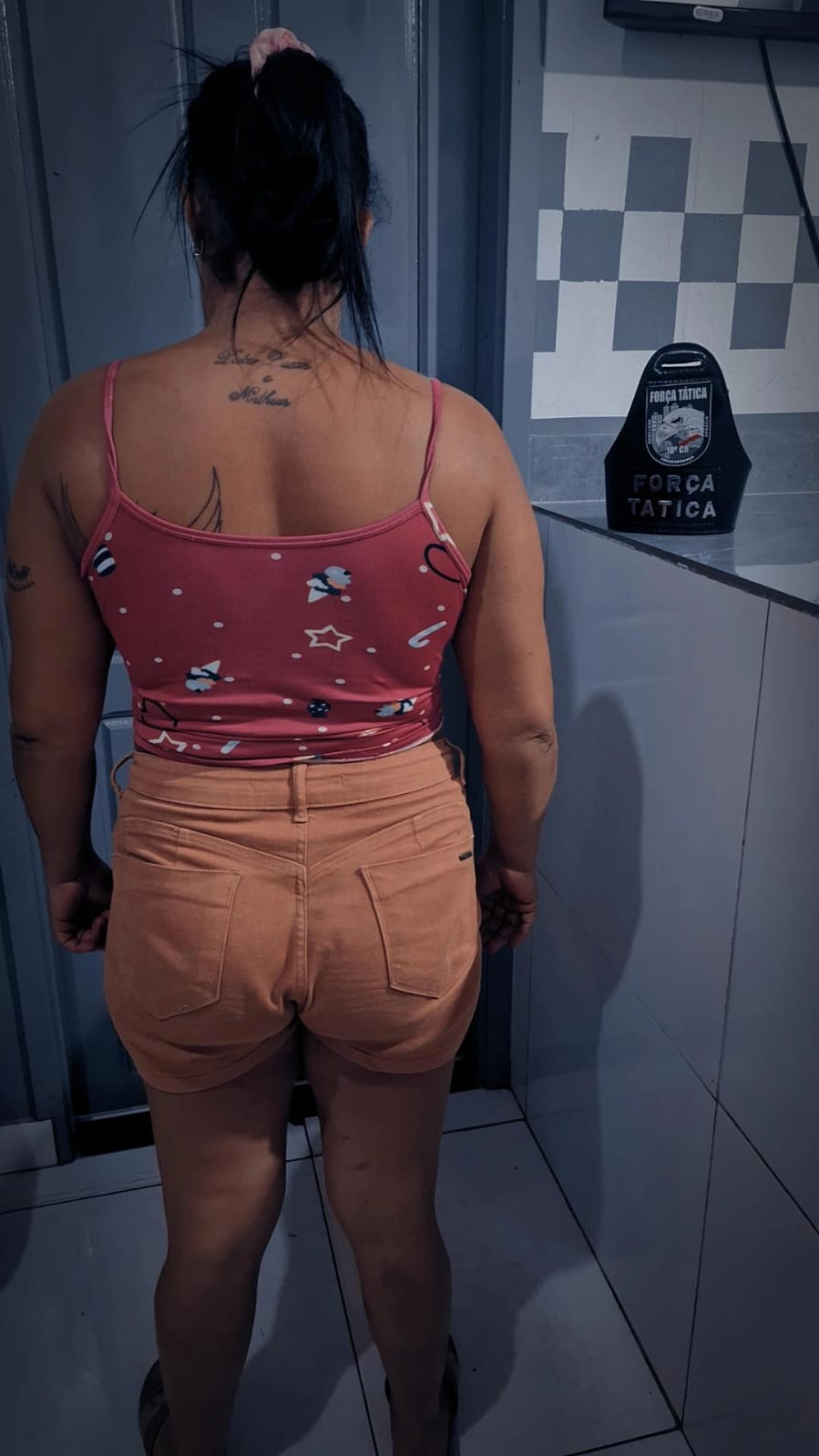 Polícia Civil cumpre mandado de prisão de suspeita de envolvimento em homicídio.