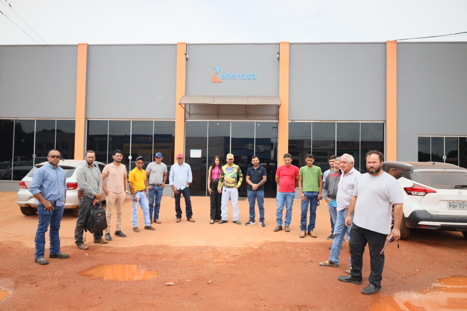 Produtores de leite fazem manifestação em frente à Energisa e denunciam prejuízos com falta de energia na região de Confresa.