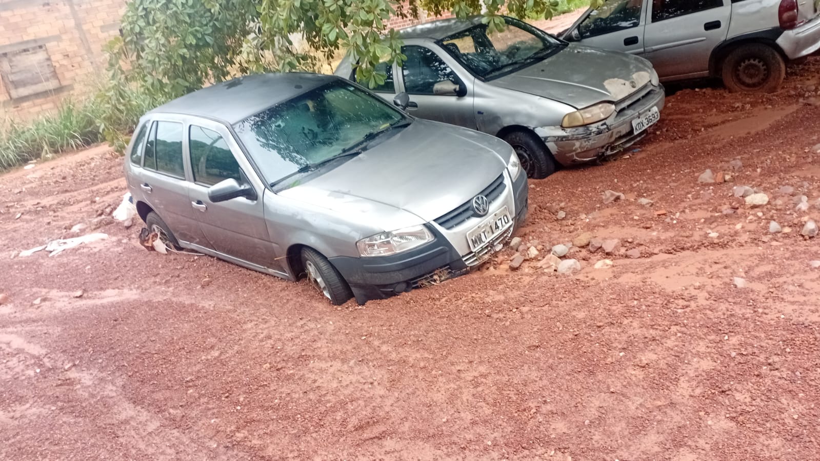 FORTES CHUVAS CAUSAM TRANSTORNOS E DANOS A MORADORES DO BAIRRO GENOVEVA, EM CONFRESA.